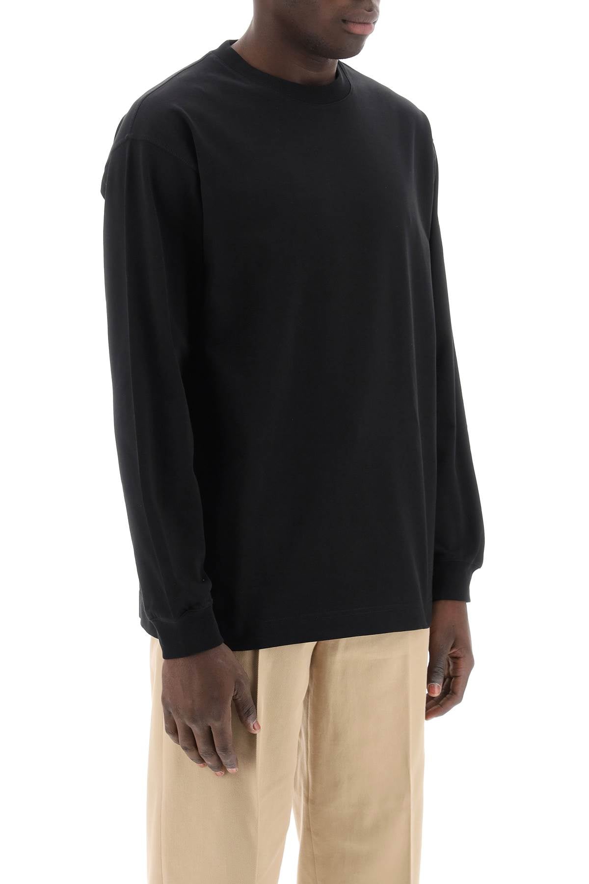 Closed long-sleeved t-shirt