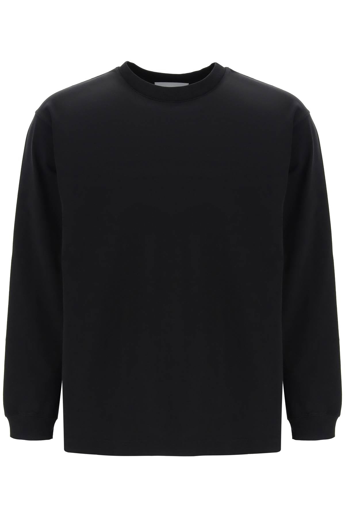 Closed long-sleeved t-shirt