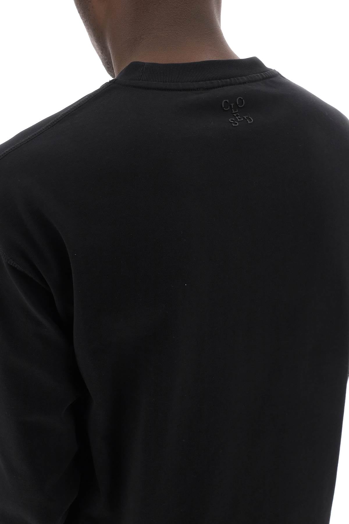 Closed long-sleeved t-shirt